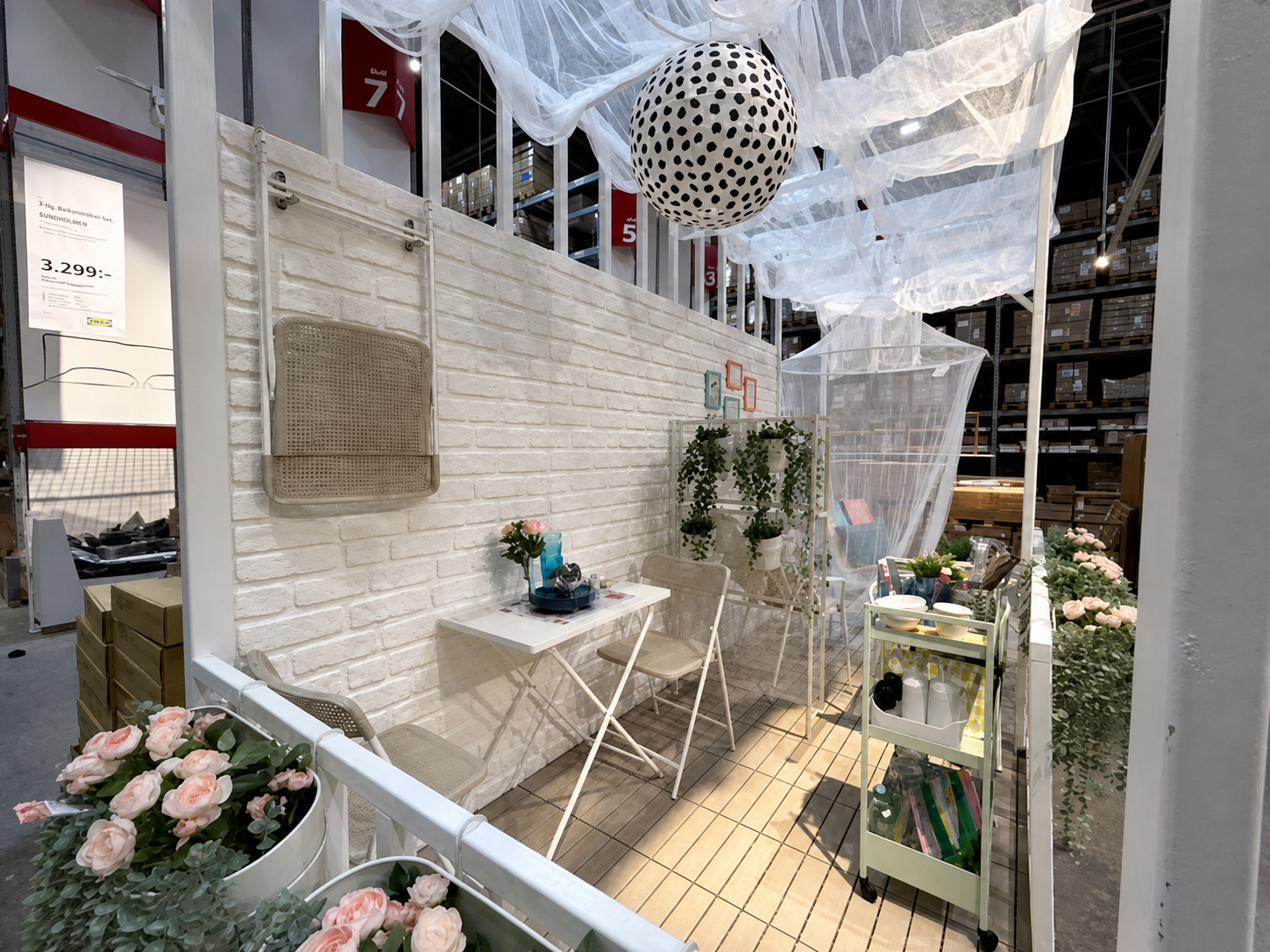 Yaz sezonu için hazırlanan aydınlık balkon yaşamı ve ürün sergileme alanı